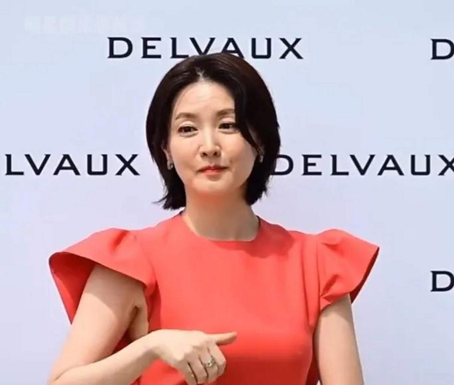 作为一位演员,李英的表演风格非常独特,她能够将不同类型的角色演绎