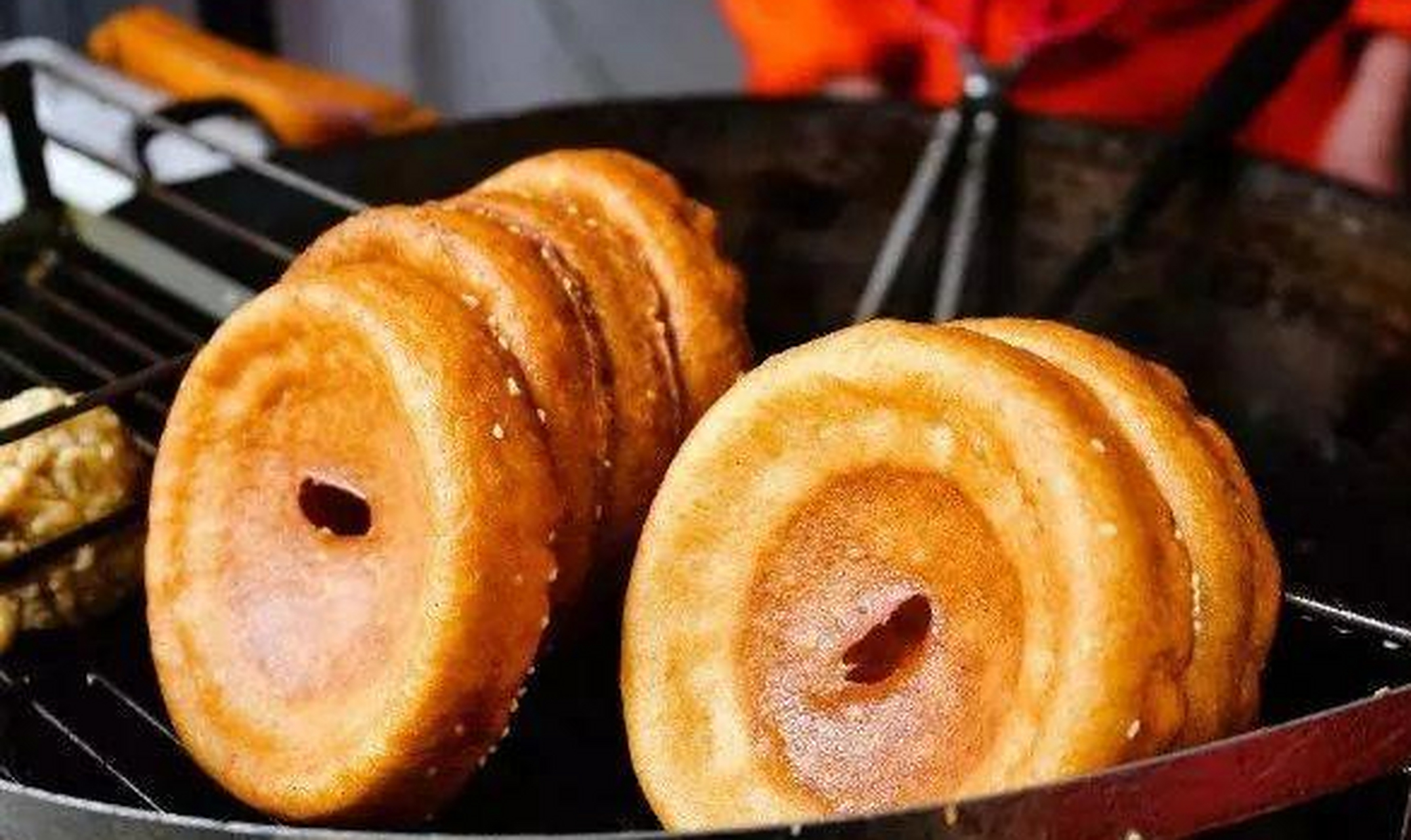 面窝是武汉人爱吃的早点之一,制作简单,遍及武汉三镇的大街小巷,多为