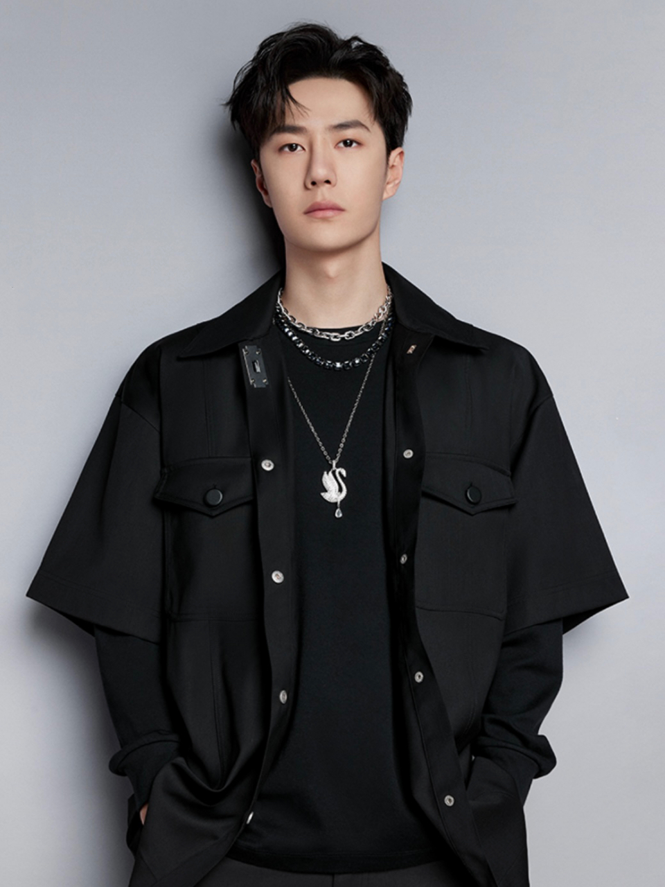 王一博又有新物料啦, 上身heurueh黑色短袖衬衫 领口刀片的设计河有
