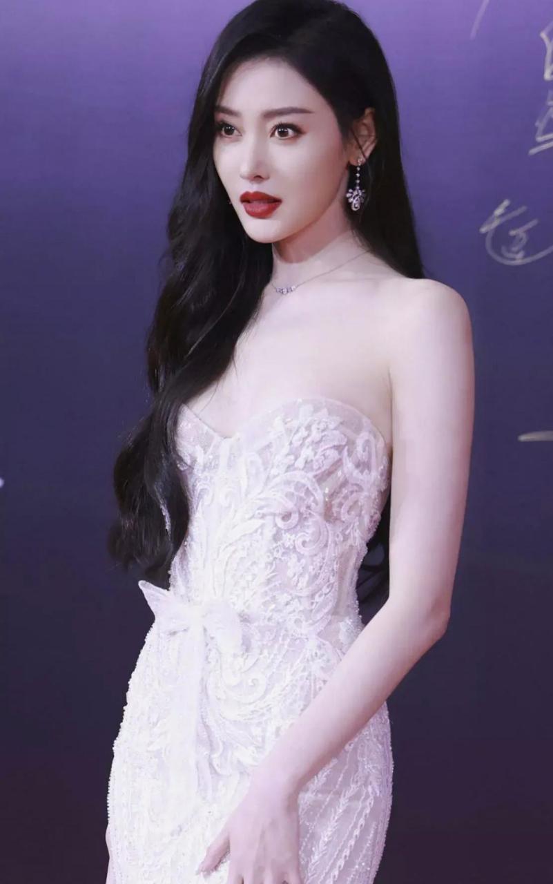 张天爱美人鱼露肩长裙性感迷人