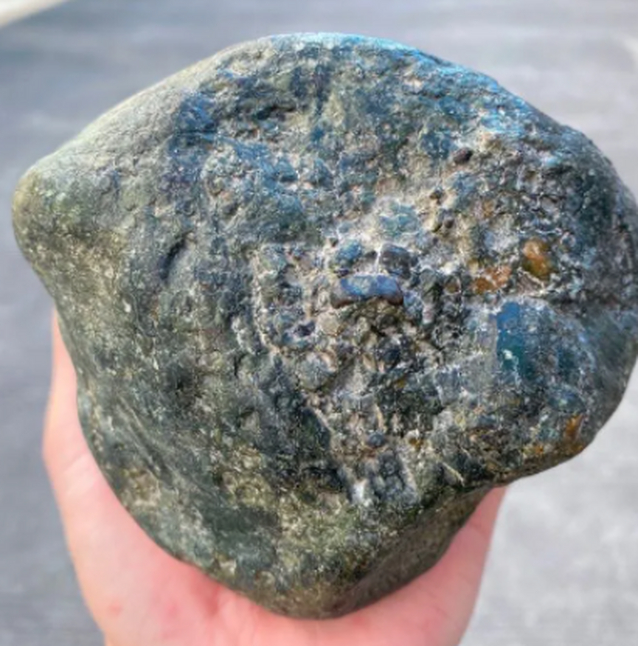 点击头像看直播##翡翠原石# 品相好,皮革紧致光滑,局部一条阳绿色带