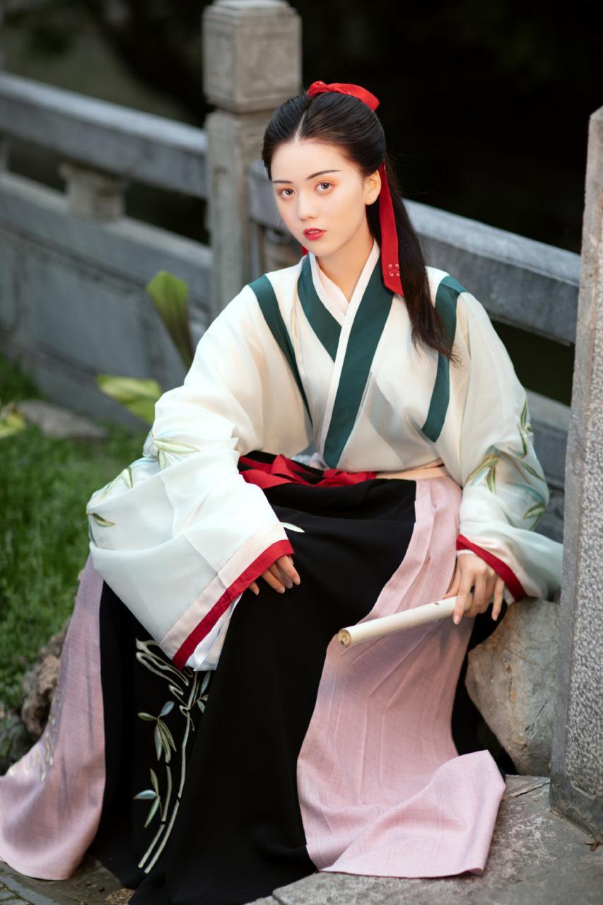 晋制汉服衣袖虽然是直袖,不是那种非常飘逸的广袖,但是袖型要比普通的