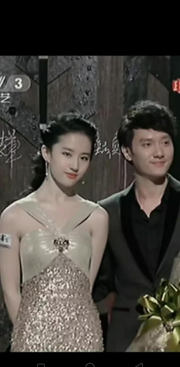 刘亦菲年轻时候的她和冯绍峰站在一起,都很自然的美与精神