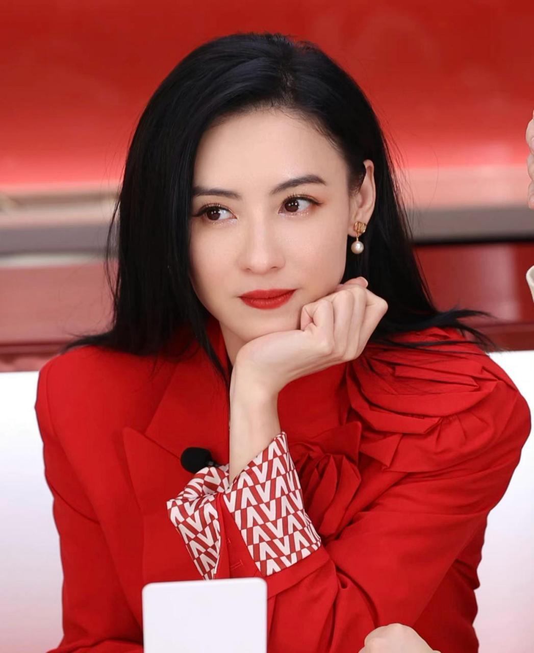 张柏芝出席品牌活动 身穿valentino2021早秋系列花瓣西装