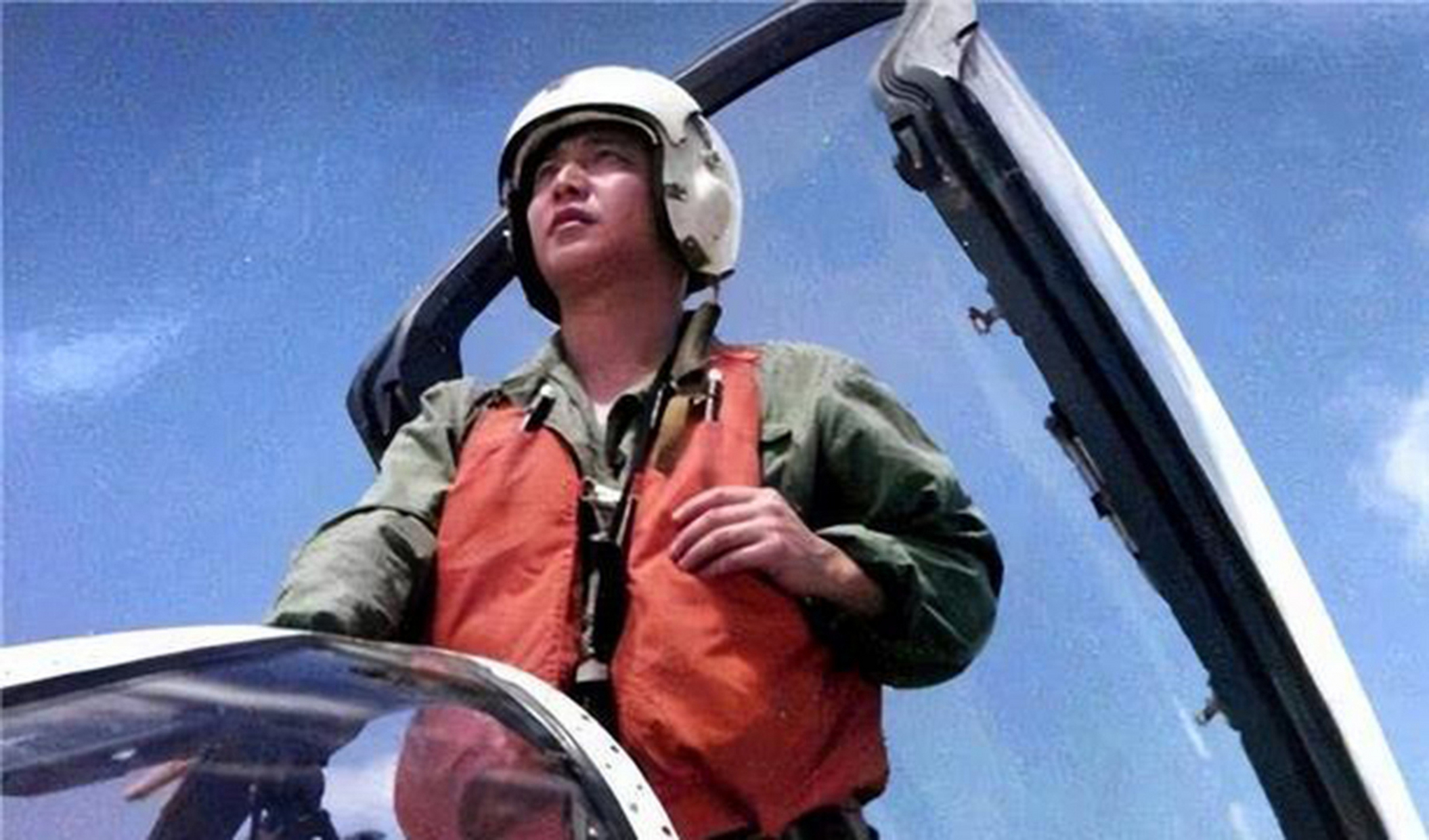 美国侦察机擅自入境,飞行员王伟奉命拦截,结果不幸牺牲.