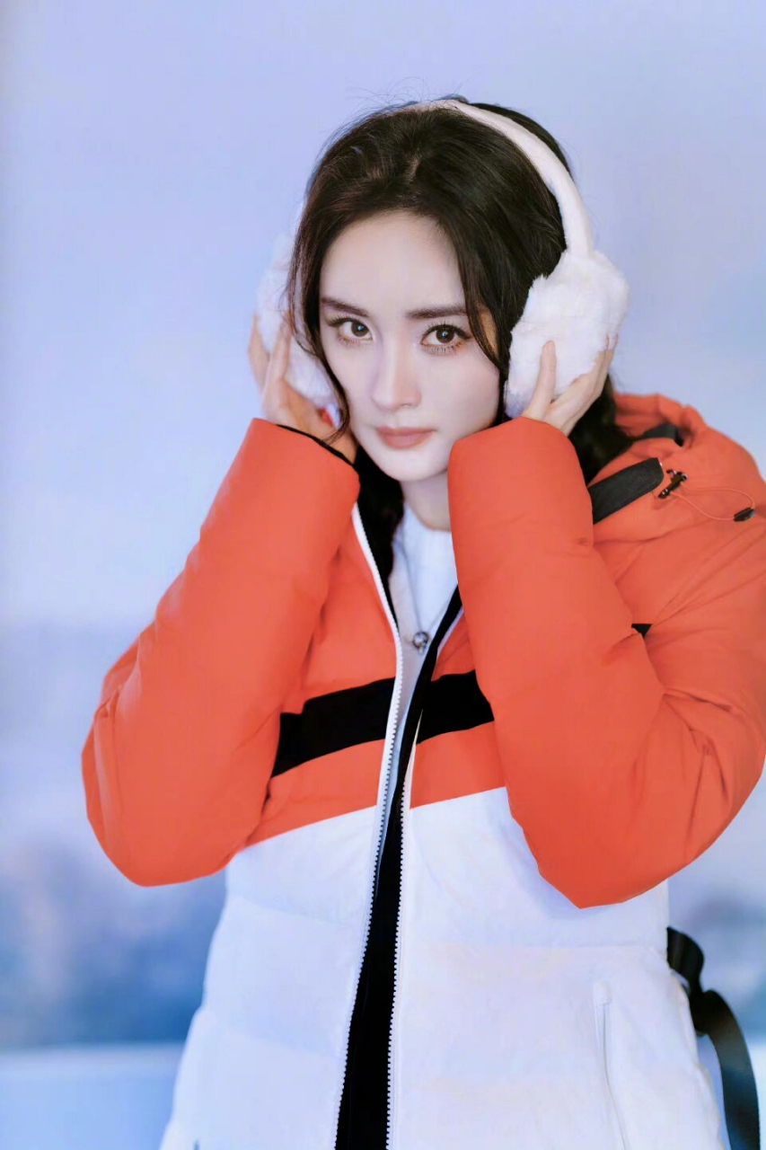 杨幂身穿白色羽绒服丨保暖又可爱  杨幂身着白色羽绒服,头戴毛绒耳罩