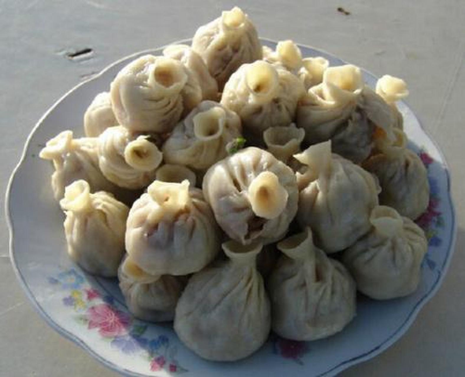 藏包子制作工艺独特,十分讲究肉馅,选用必须是新鲜羊肉,四成肥肉 ,六