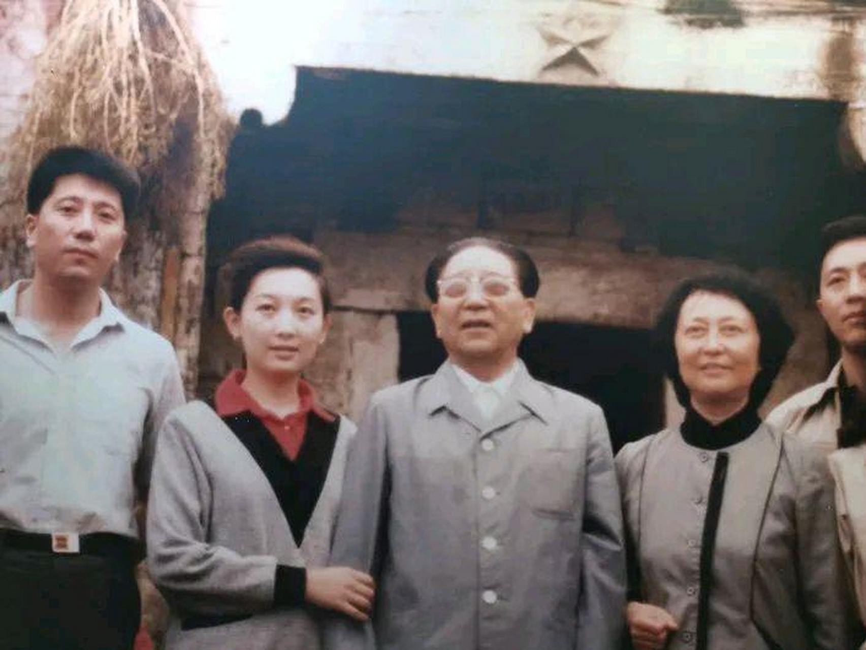 秦基伟是开国中将,大儿子秦伟江也是中将,二儿子也是中将,女儿旧烫