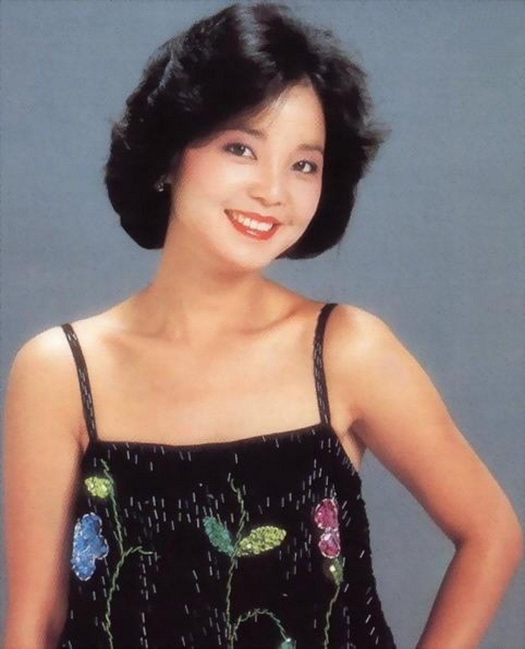 登陆日本后,邓丽君掌握的《机场》立刻引起轰动,是发行的第一首单曲.