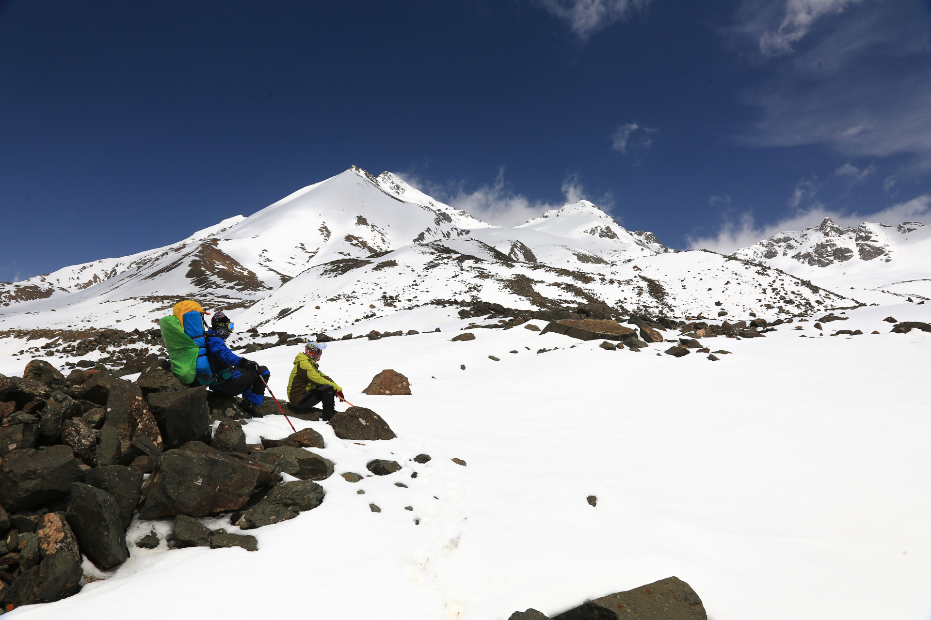 登山不畏难,万水千山只等闲:祁连山岗什卡雪峰攀登途中,海拔4200米