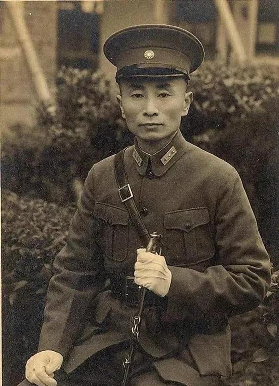 1916年5月,陈其美遇刺死后,陈果夫在上海没了依靠,生活难以为继,只好