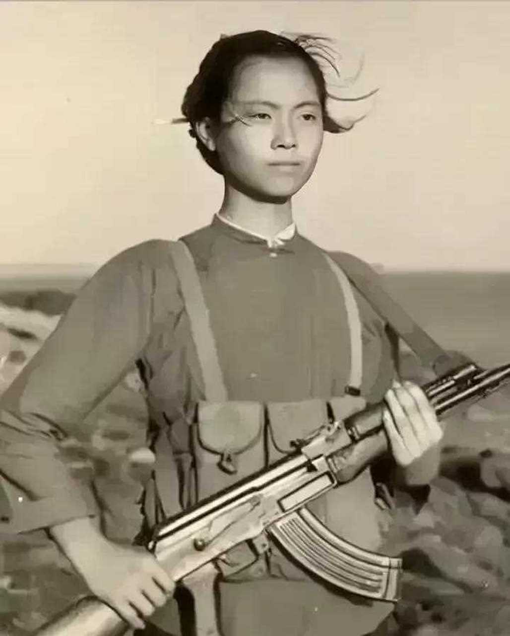 五六十年代的照片,全民皆兵的年代,飒爽英姿五尺枪,曙光初照演兵场.