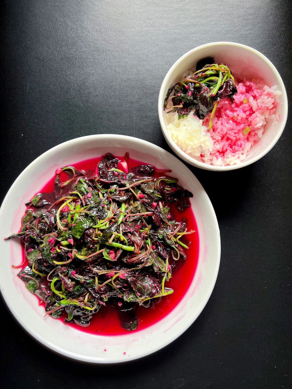 一人食,蒜片红汗菜,不摆了 小时候叫它"红菜",粉色的红汗菜,把汤汁舀