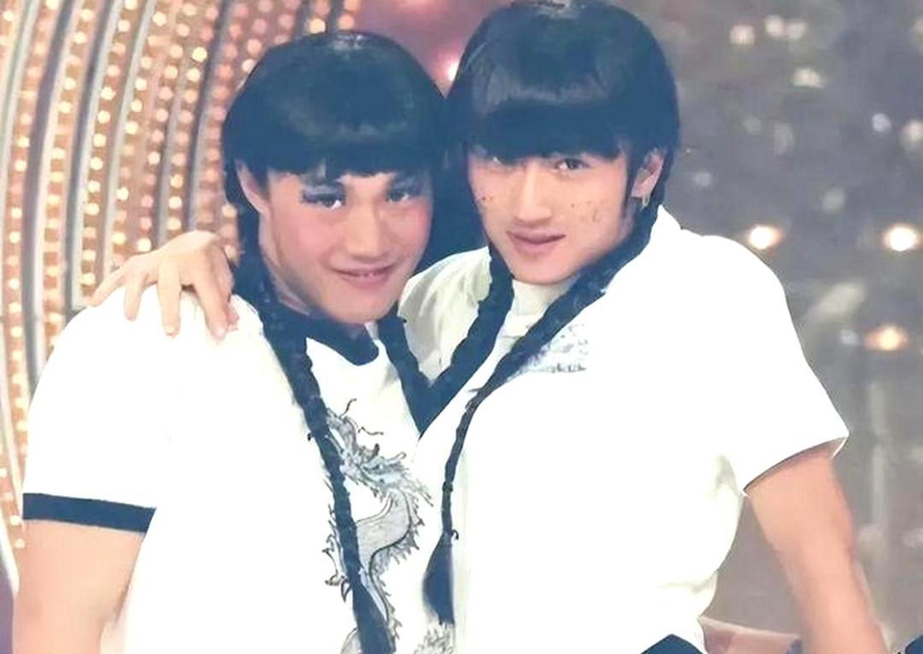 谢霆锋和陈奕迅早年曾穿女装,梳双马尾,挺胸抬臀,展现出娇俏身姿.