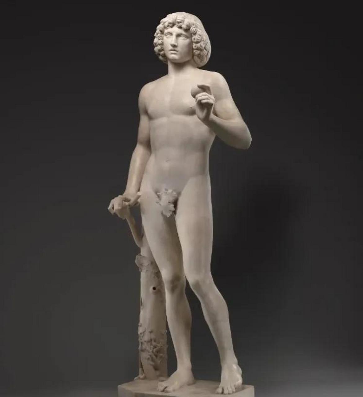 博物馆收藏着一尊亚当的雕像.