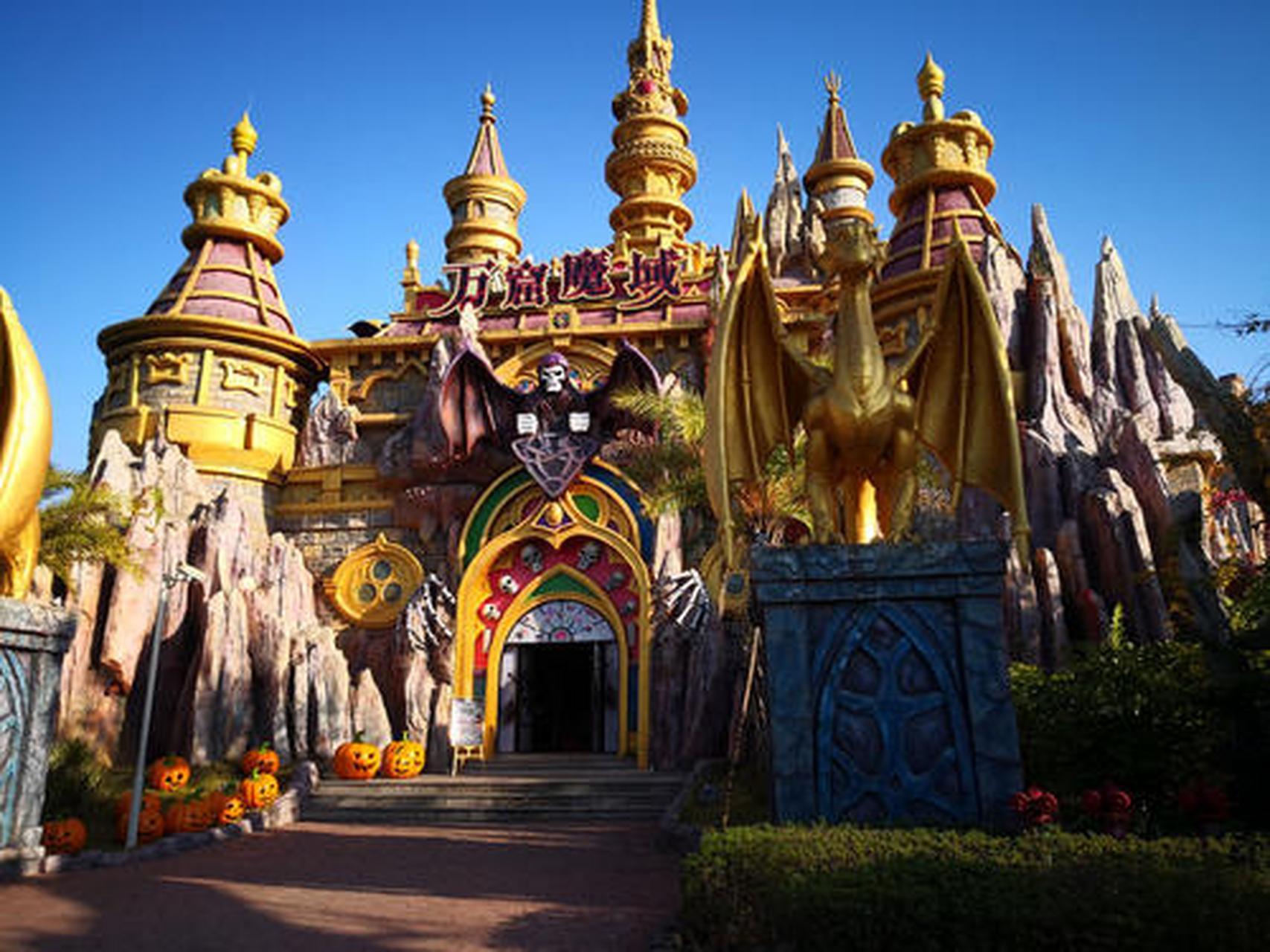 贵安欢乐世界是aaaa级景区,这里汇聚了八大奇幻主题区域,四十多项国际