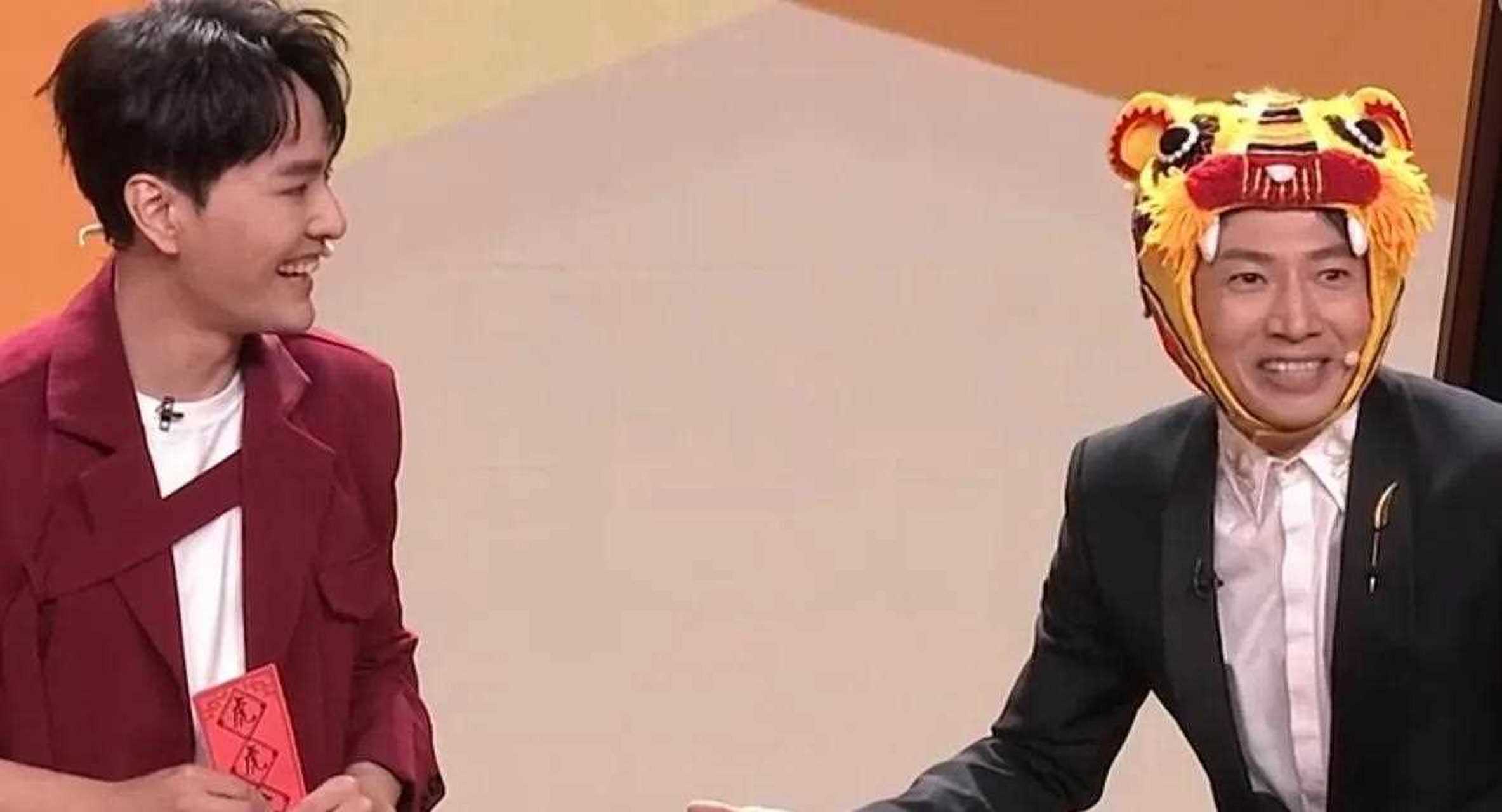 撒贝宁春晚嘴瓢贡献可爱表情包,陈宝国隔着口罩抠鼻子简直不要太抢镜