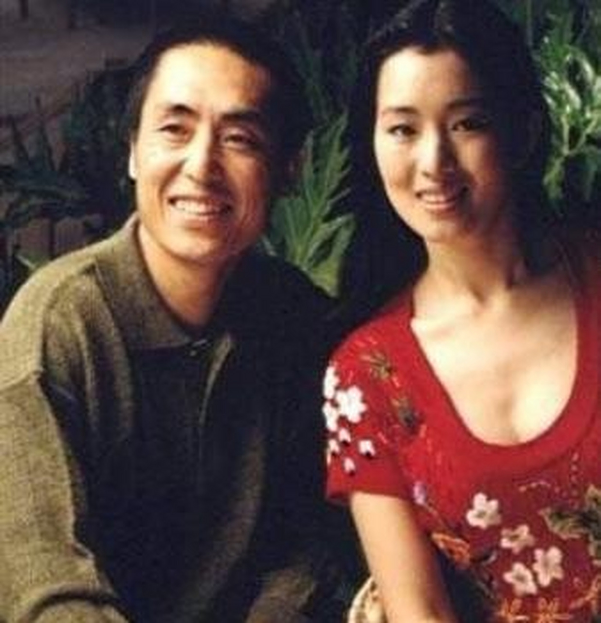 当年拍《红高粱》的时候,张艺谋和巩俐相识相知,即便张艺谋当时已经有