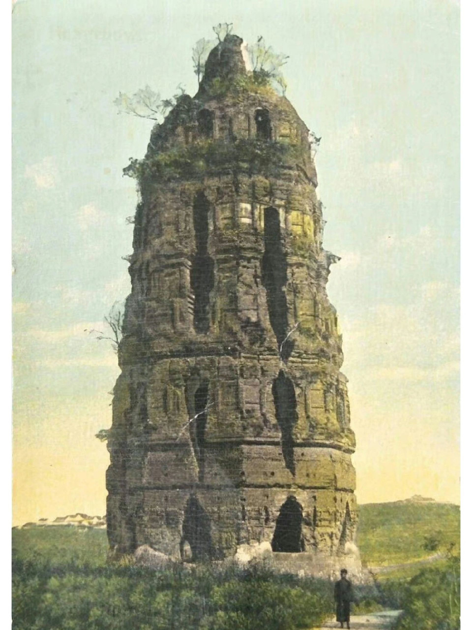 但是,雷峰塔是一座命运多舛的塔,历史上多次被毁坏,又多次重建.