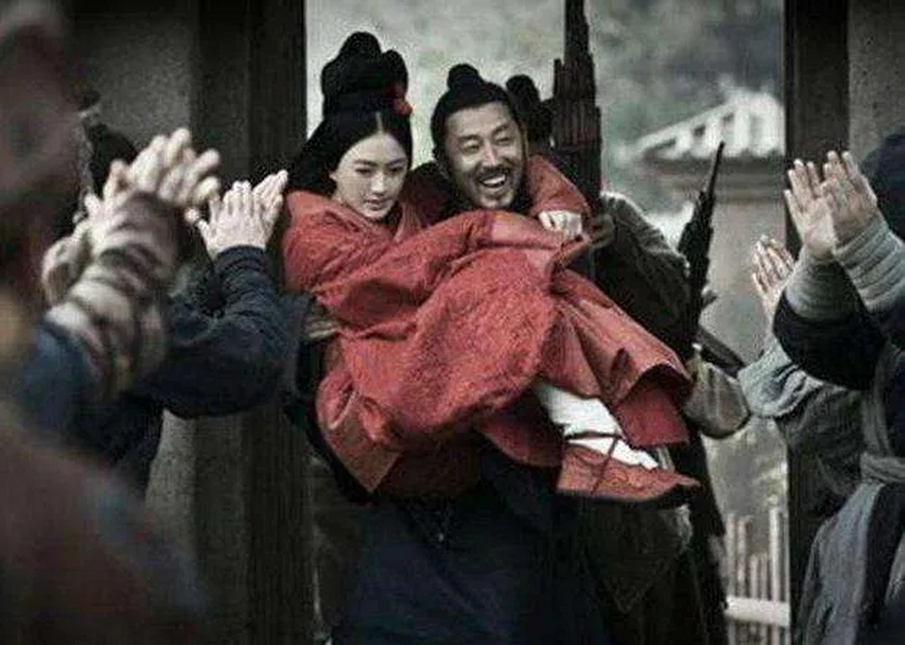 一天,吕雉的父亲吕公摆生日宴,祝寿的人太多,萧何宣布:"贺礼一千钱的