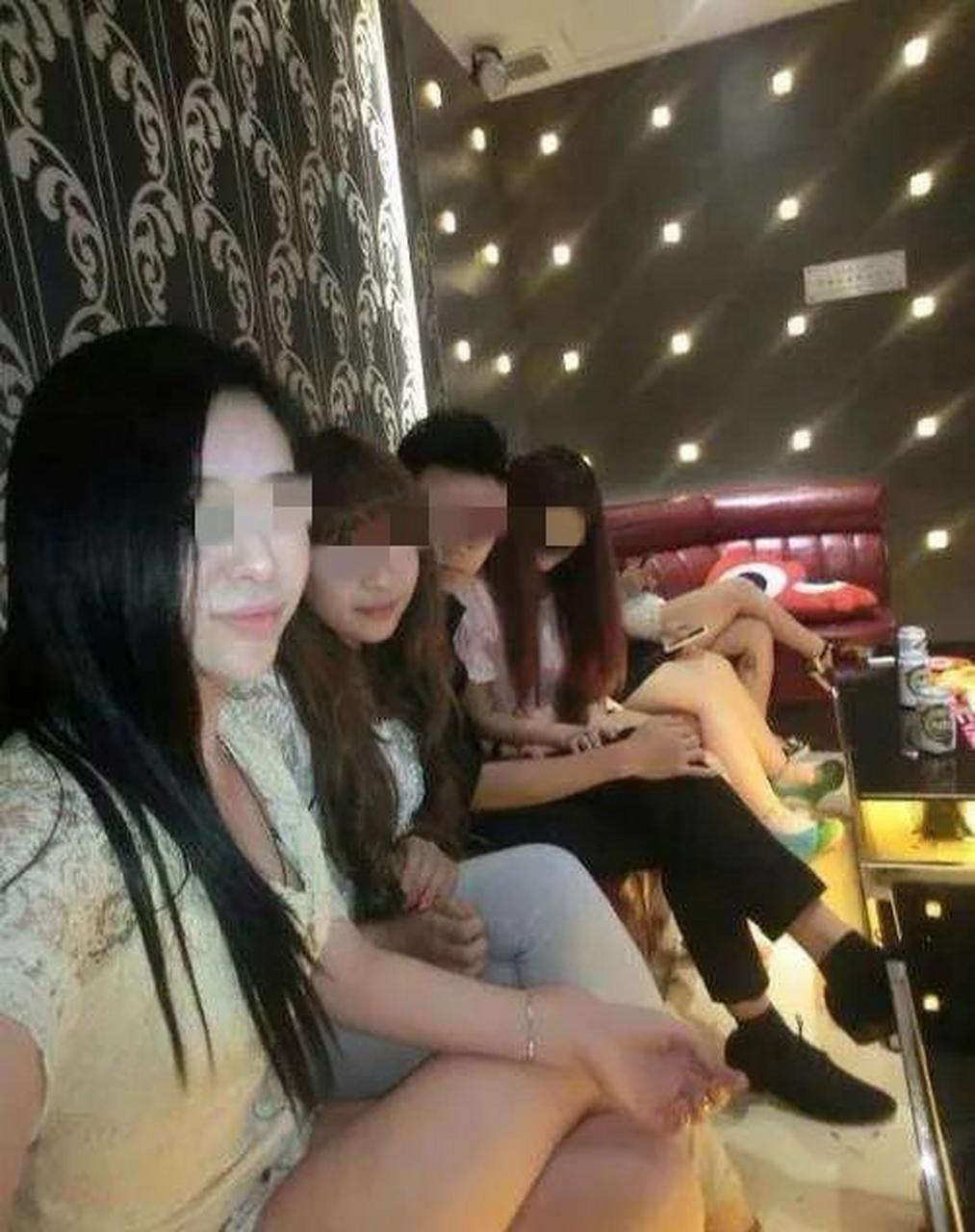 四川成都,张某和朋友前往ktv唱歌,期间叫上美女陪酒.