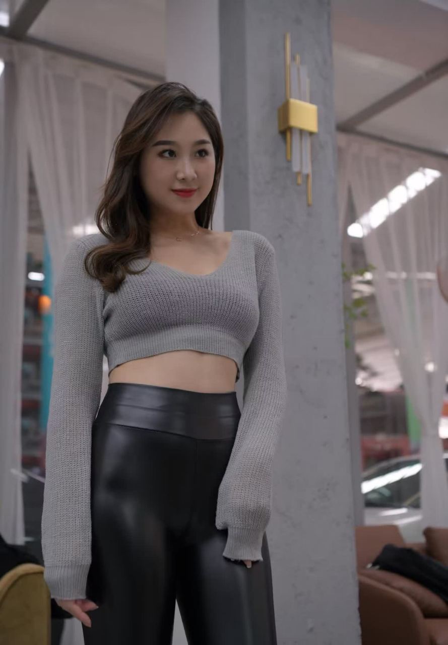 黑色紧身皮裤小姐姐秀出绝美身材#摄影##美肖#   关注我,每天都会更新