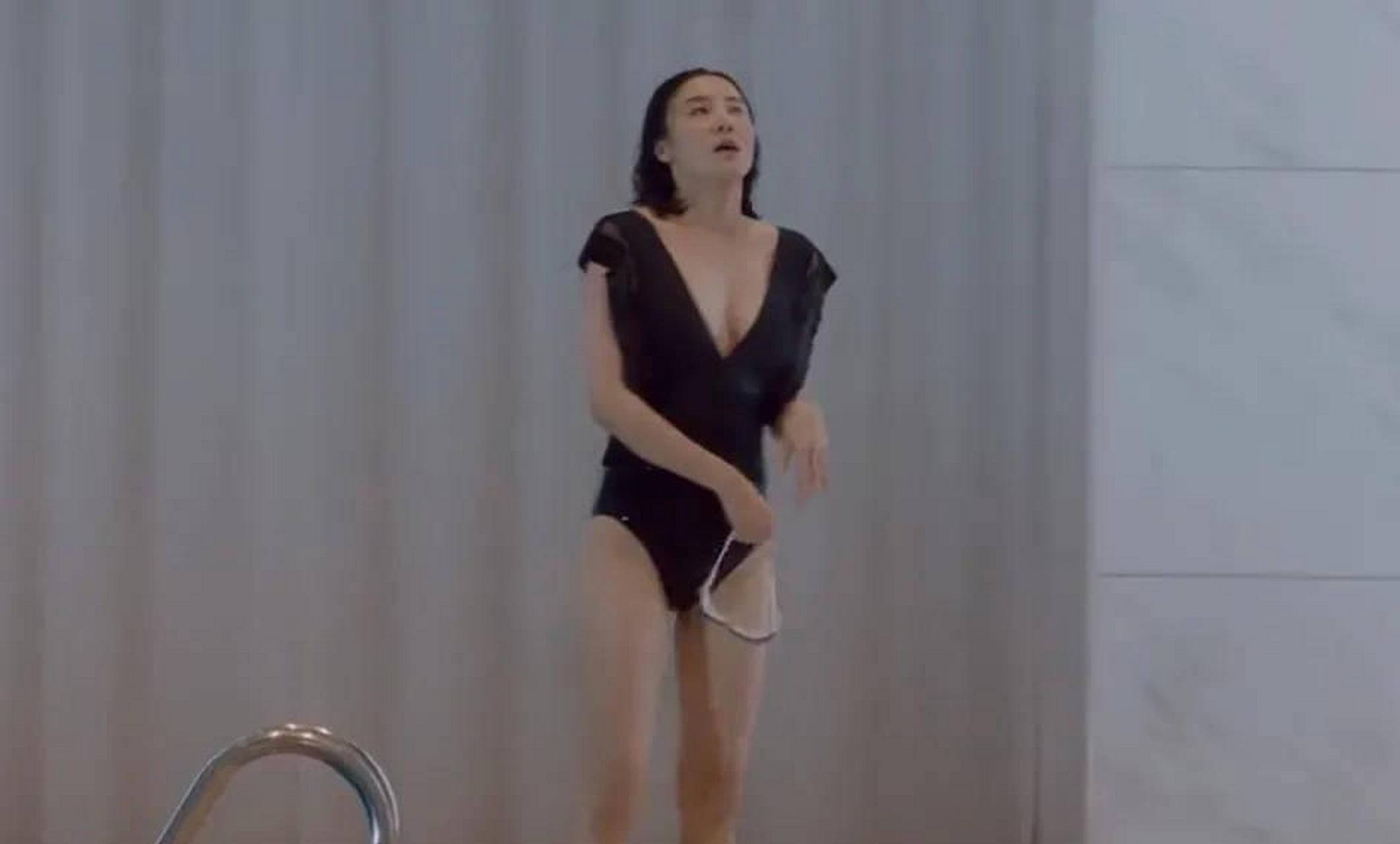 gif创作人# 宋佳泳装大秀事业线!