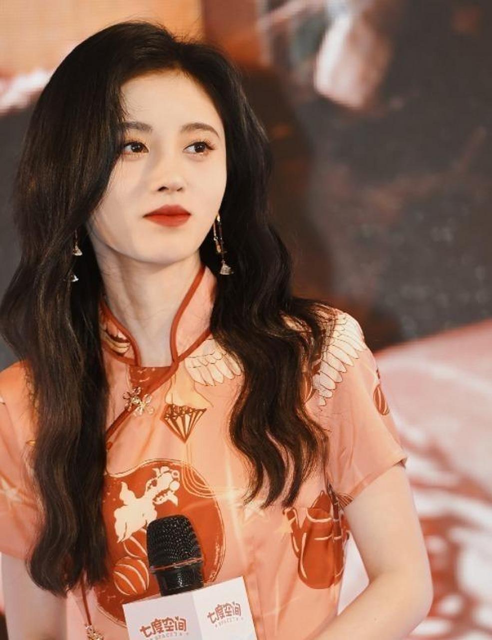 很喜欢鞠婧祎这组照片,穿旗袍气质惊艳,长发披肩温婉可人