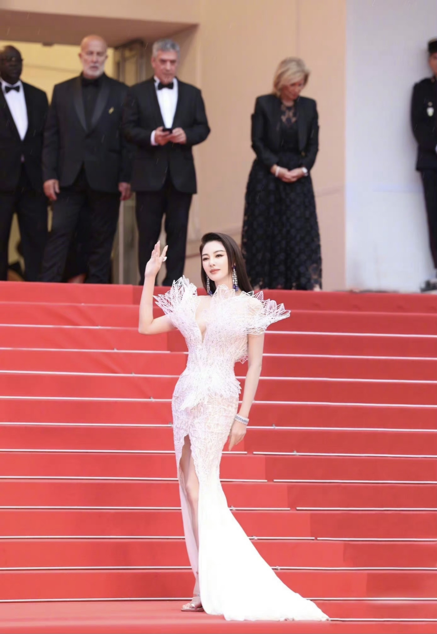 张雨绮戛纳红毯被外媒评最佳着装.姐姐的这套绿裙子妆造真是明艳动人.