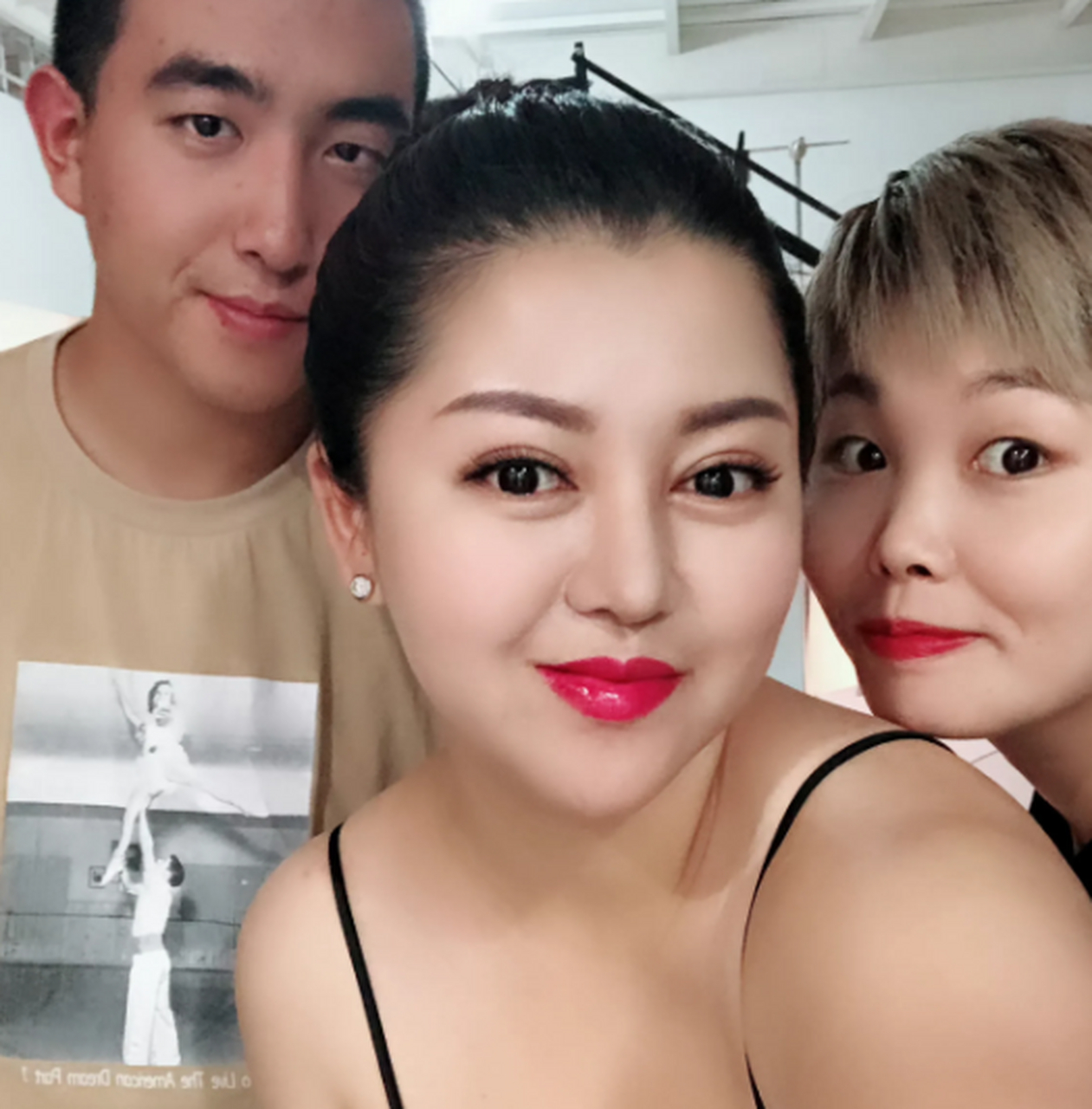著名演员雪村二婚老婆俞晴,身材臃肿长胖太多认不出.