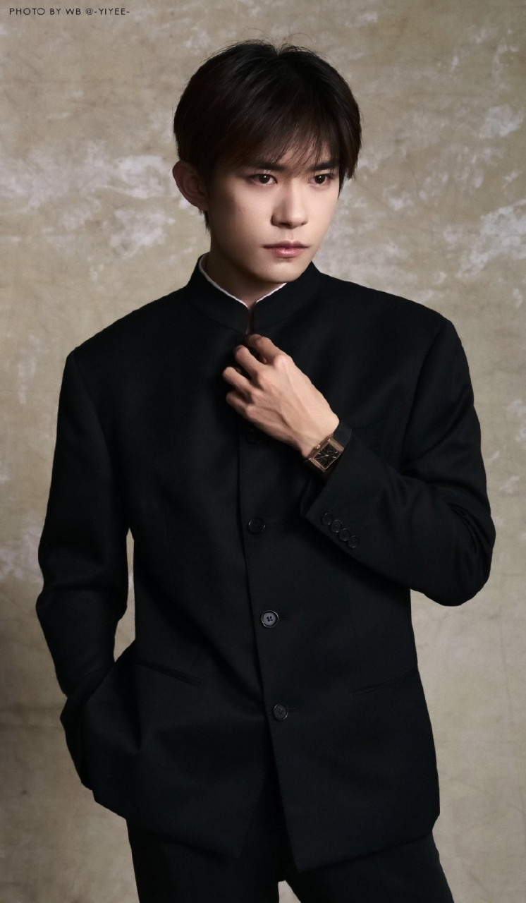 星闻#  易烊千玺穿上传统的青年装,多了几分成熟稳重,看起来精神气不