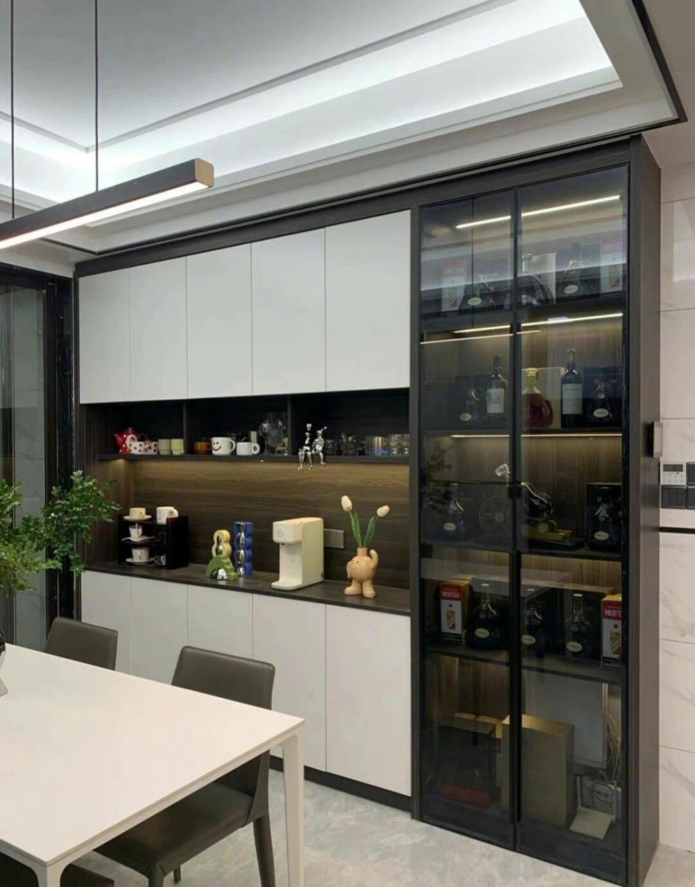 在家里进行装修时,餐厅是一个重要的区域,而餐边柜的设计可以为这个