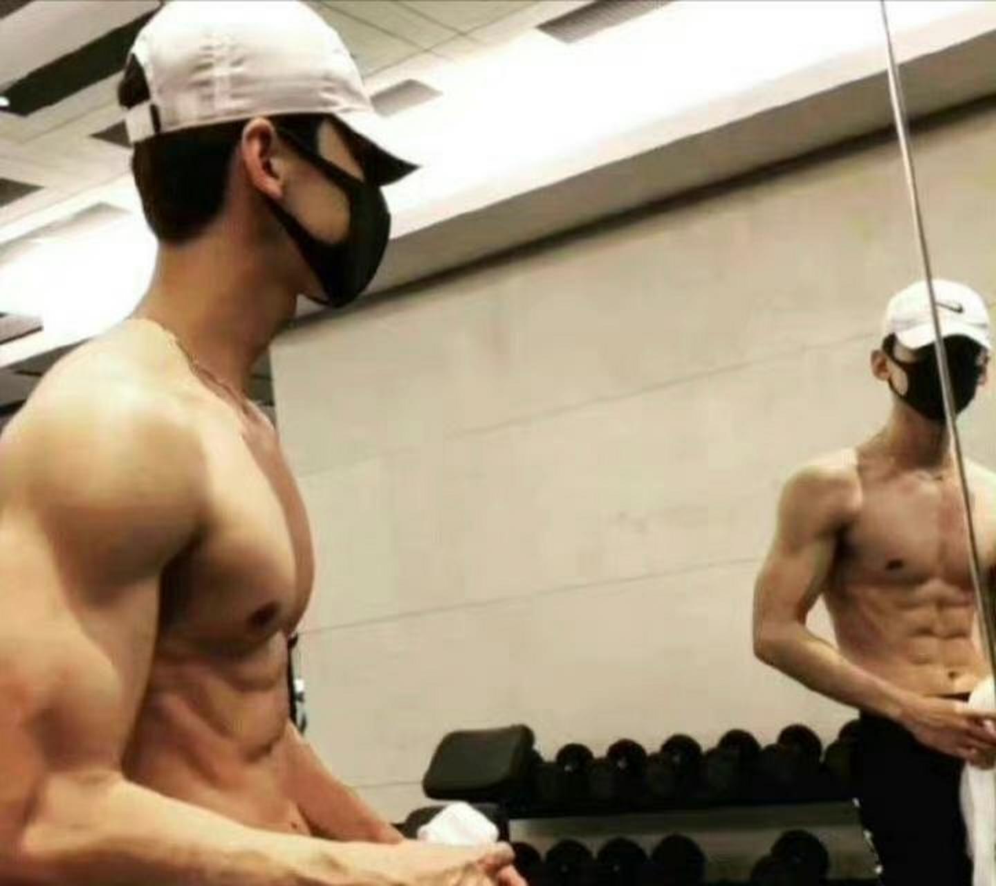 网友:白敬亭肌肉练的真可以,秒杀一众小鲜肉