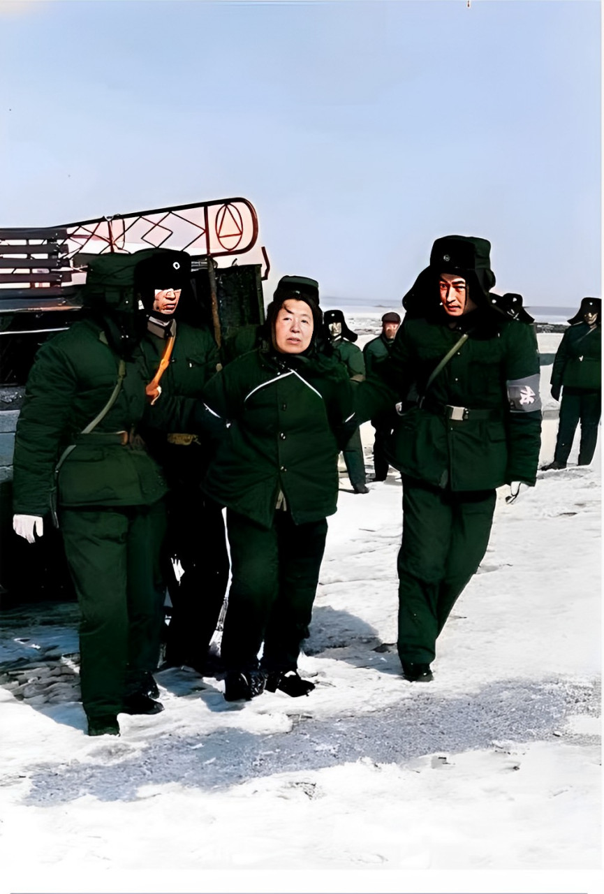 黑龙江宾县山郊区的刑场上,贪污了53万美金的燃料公司·经理·王守信