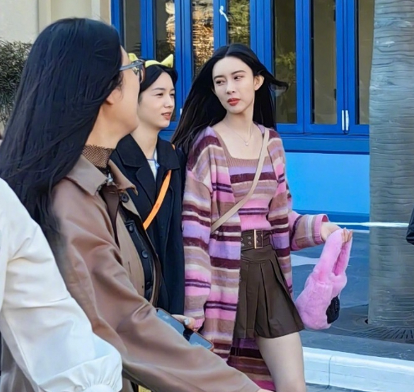 有网友偶遇周也和孟子义同游环球影城,两人手拉手一起走.