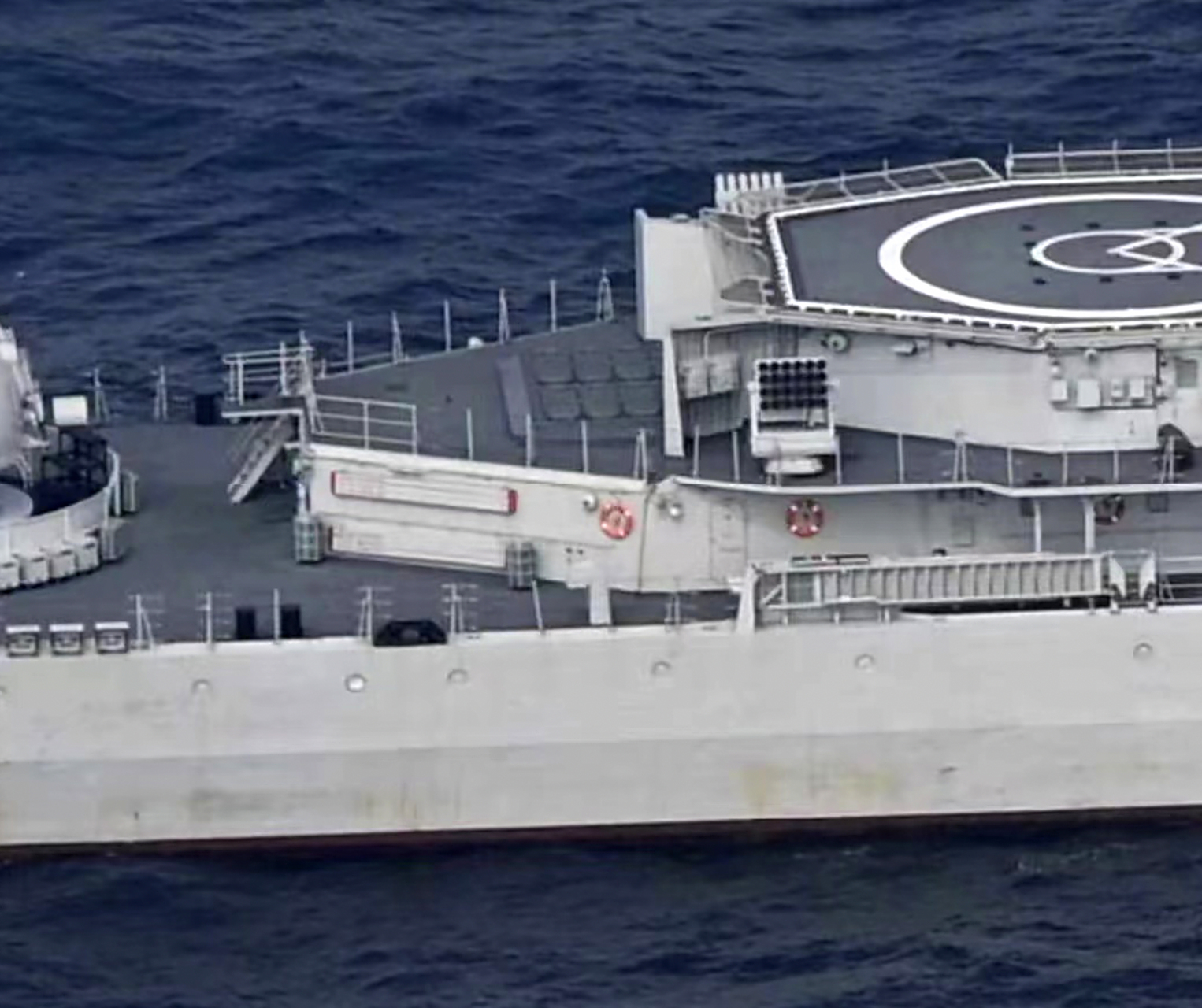 我国海军杭州舰,终于看到现代级导弹驱逐舰升级后的大图了.