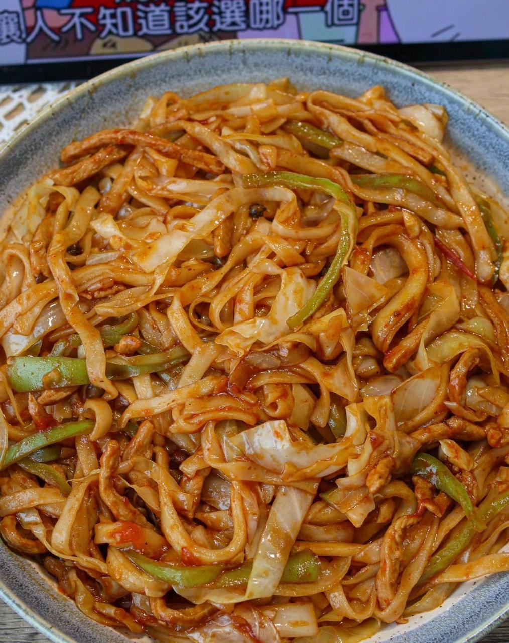 准备食材 番茄圆白菜尖椒手擀面 做法步骤 1葱姜蒜干辣椒花椒炒香