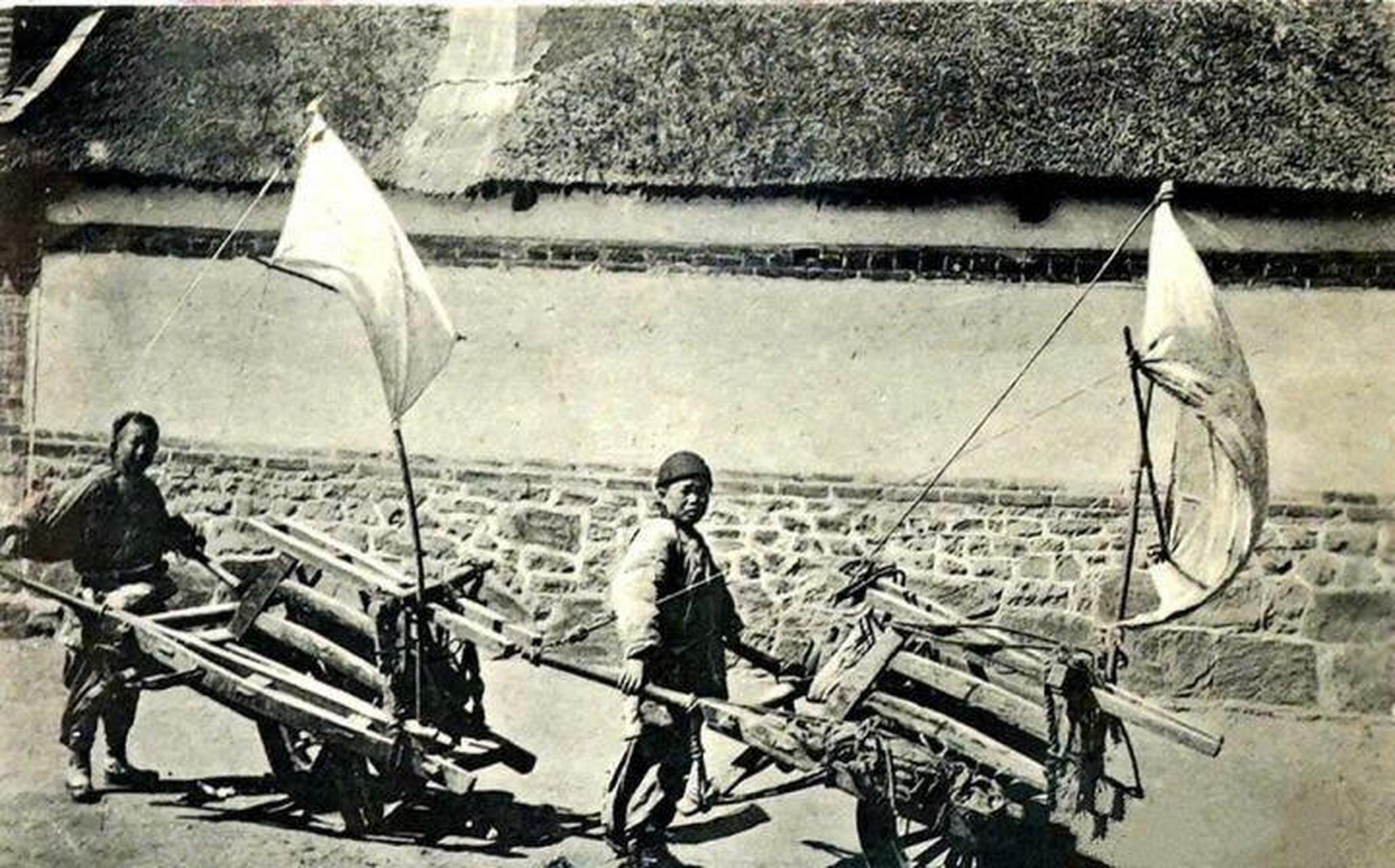 车体用木头制作,两个轮子是橡胶也可以是木头的地排车俗称大车,也叫