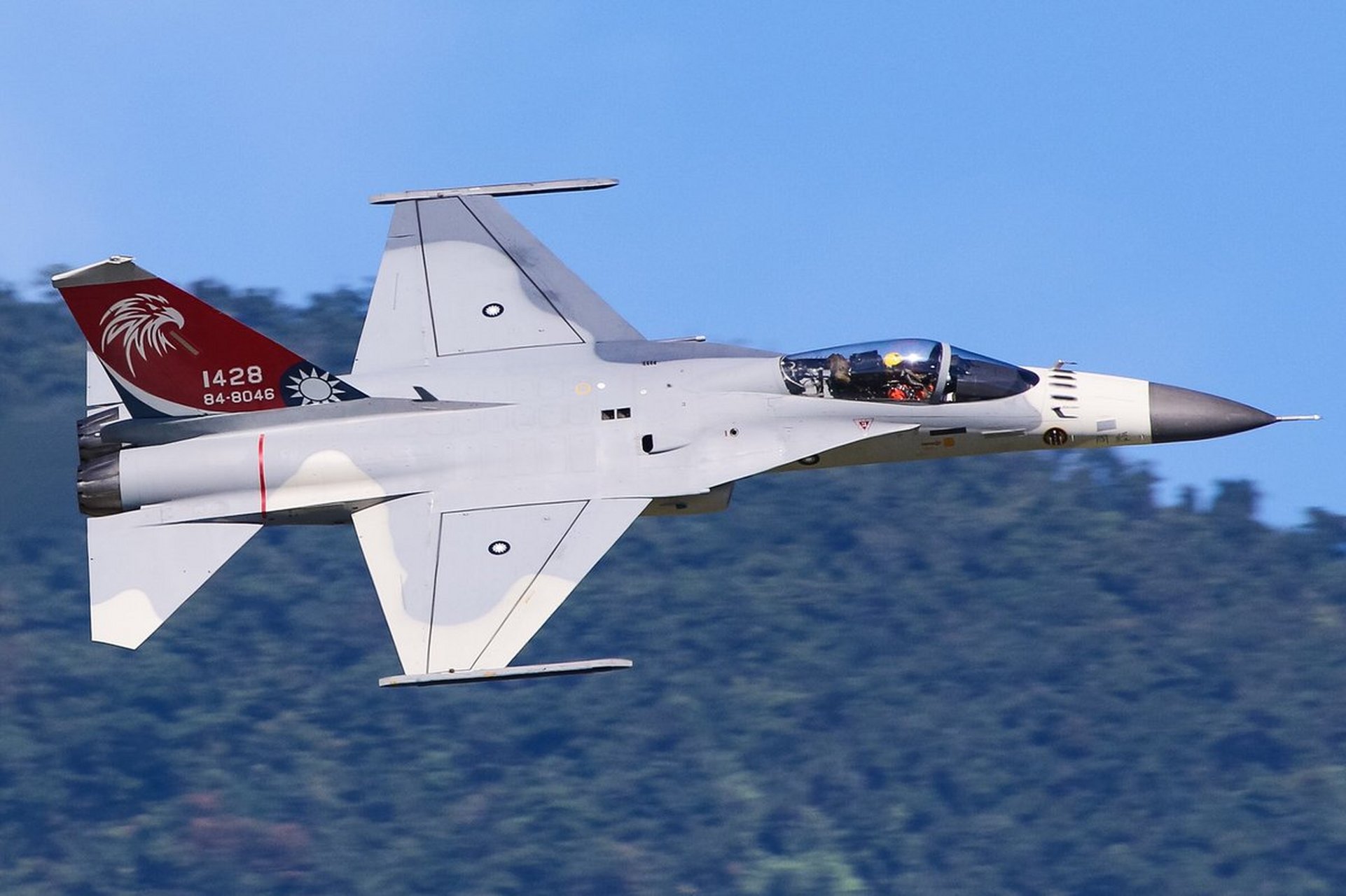 台湾地区空中力量目前仅有120多架idf经国号战斗机,50多架幻影2000-5
