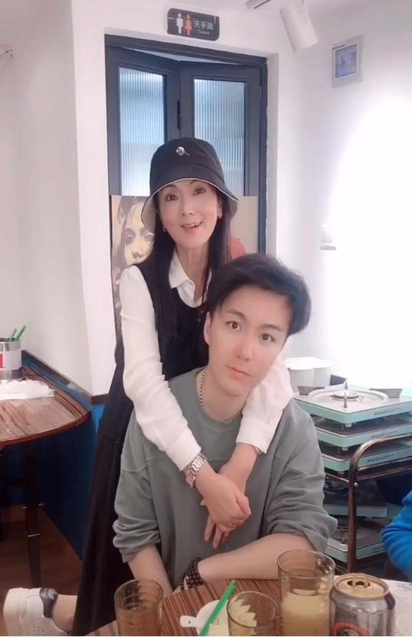 三毛演员晒25年对比照# 近日演员孟智超的妈妈晒出了一则视频,并烦鲻
