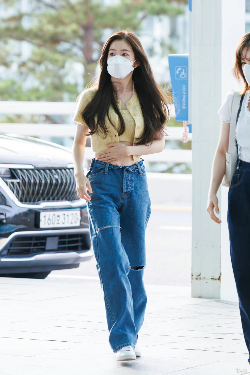 irene裴珠泫机场私服look,身穿鹅黄色短开衫搭配牛仔破洞裤与运动鞋