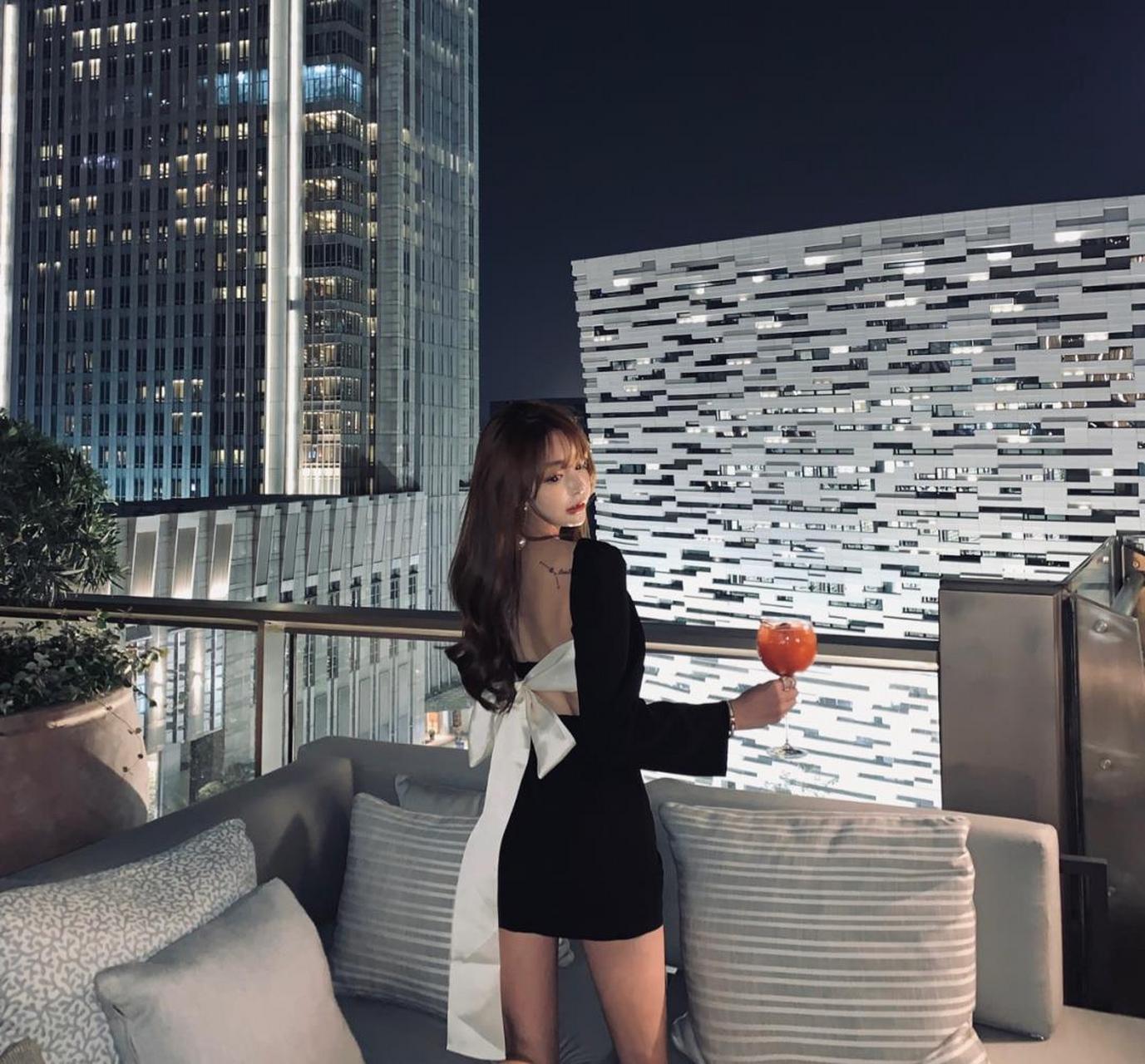 酒吧里的女王高贵冷艳又迷人所有人为之倾倒