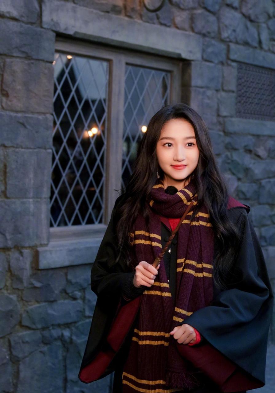 关晓彤环球影城游玩随拍,尤其是哈利波特学院装也太有适配度了吧[比心