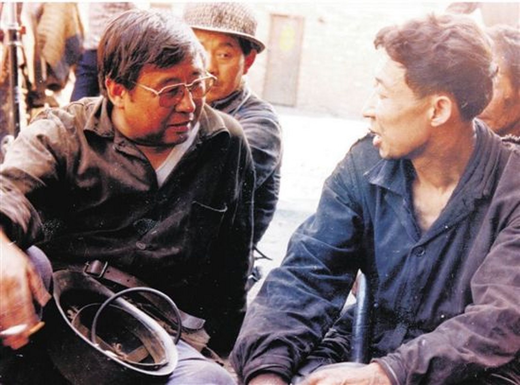 在林红去工厂的前几天,路遥送给了林红一件他精心准备的"定情礼物"