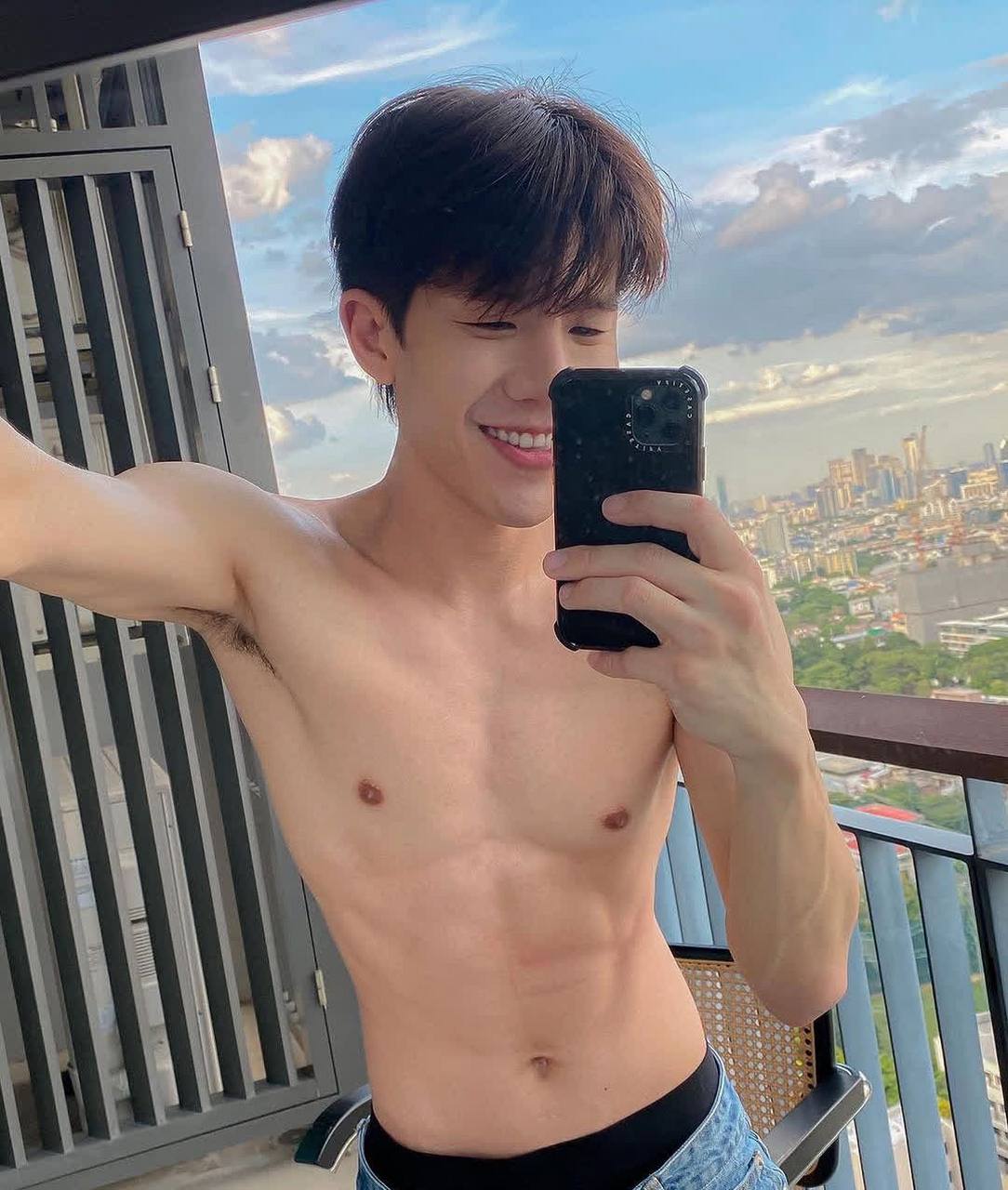 肌肉男在阳台上用各种可爱的方式秀身材.