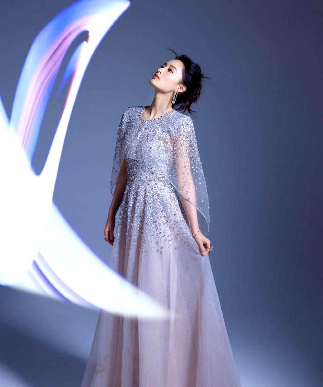 李沁身穿蓝色薄纱裙,美若冰雪公主,仙气十足,侧颜精致高贵典雅,拍摄