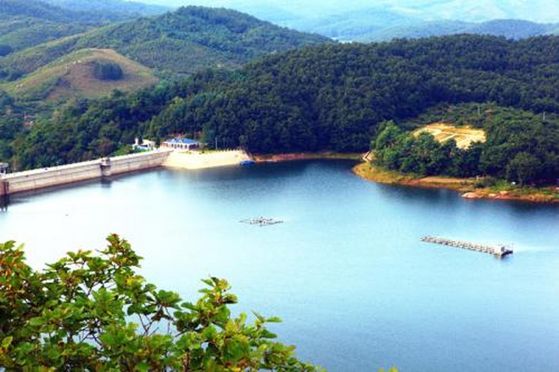 玉龙湖风景区,位于四川泸县东部的立石镇,毗卢镇境内,原名叫三溪口