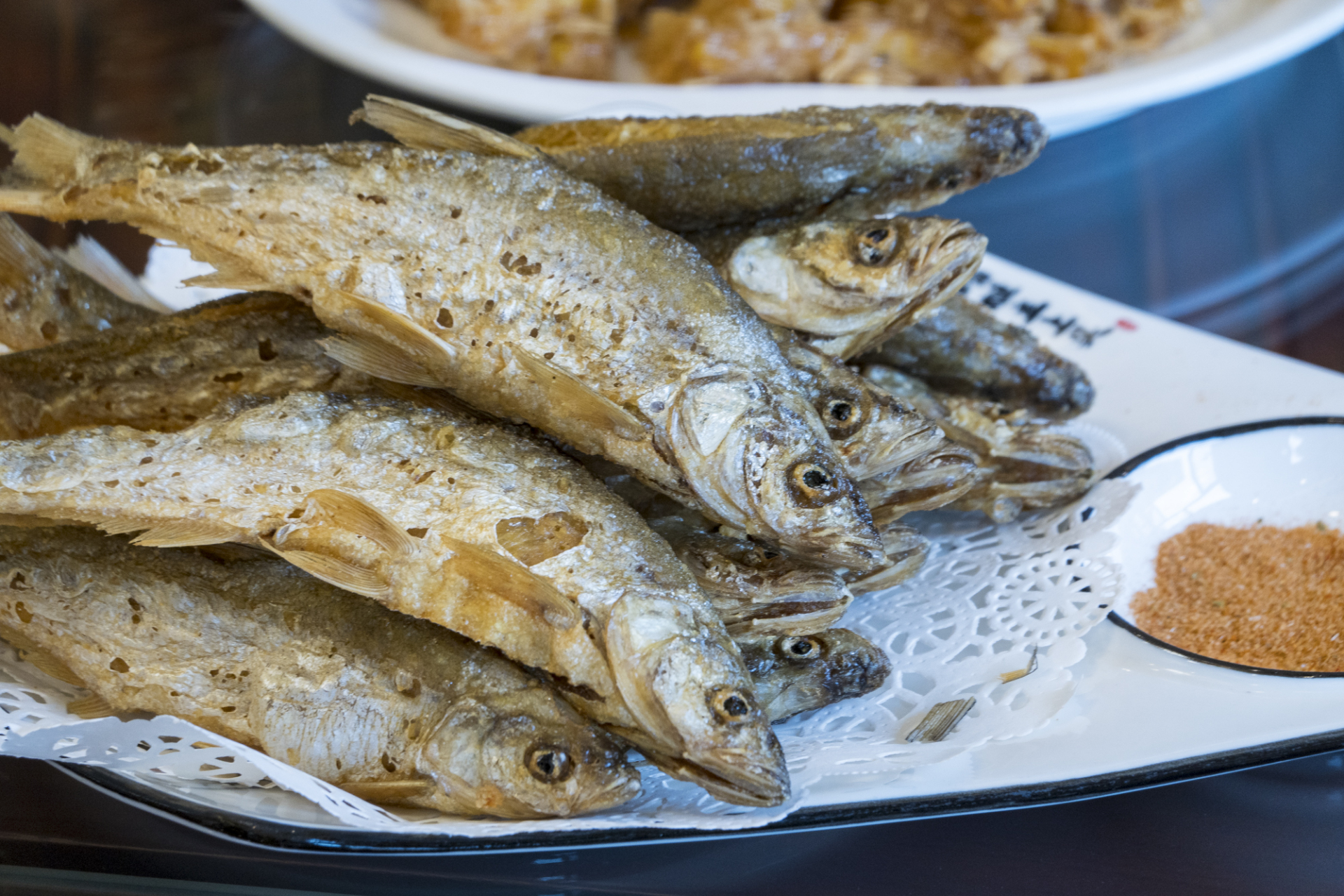 牡丹江宁安镜泊湖的全鱼宴,看着就有食欲.