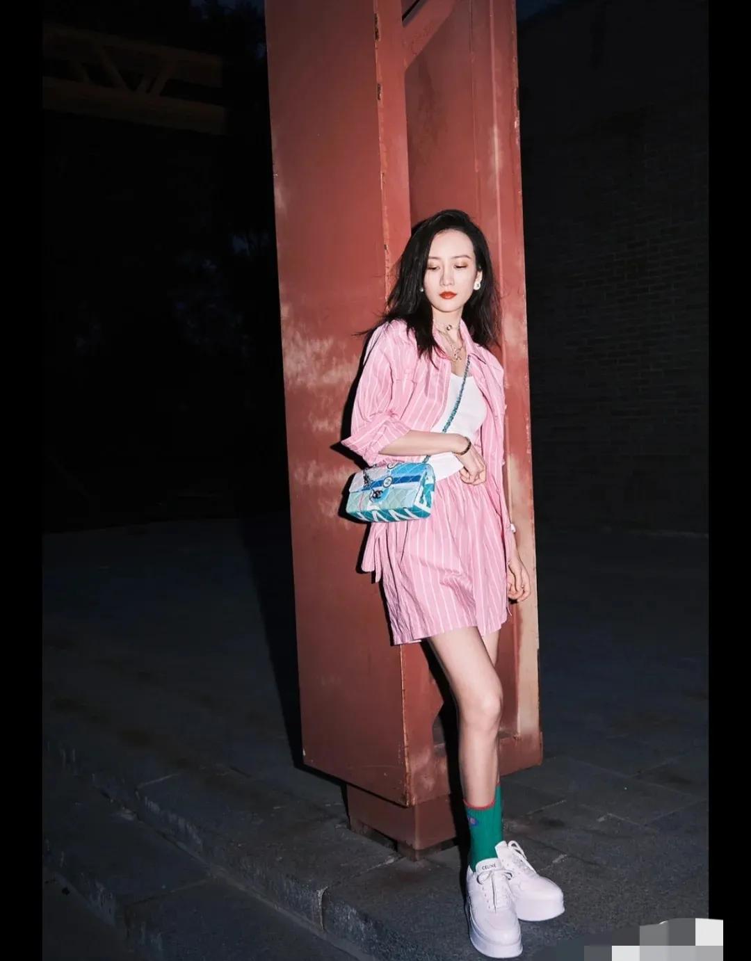 一身粉色套装,搭配小白鞋,绿色高腰袜,休闲又随意