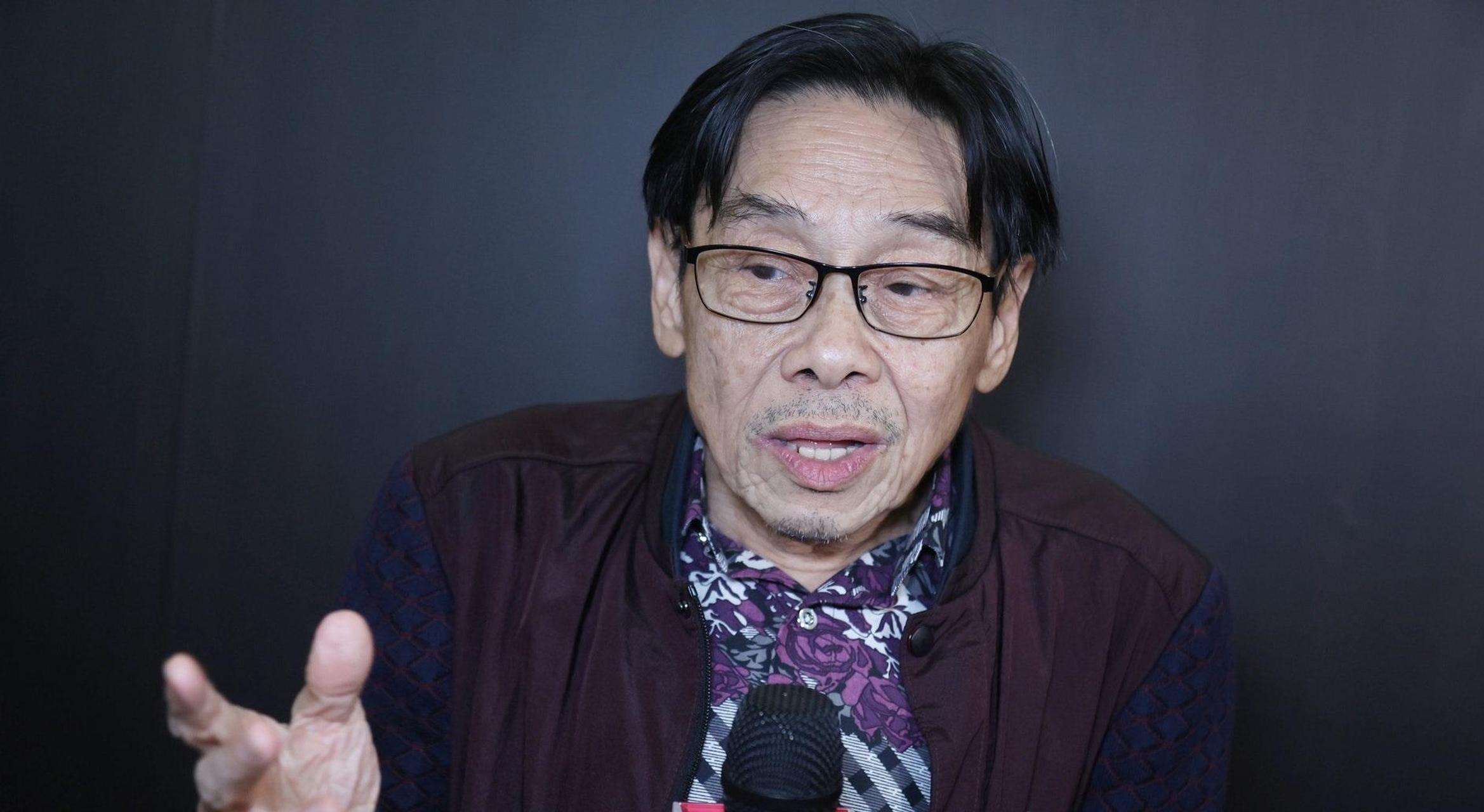 香港著名男星泰迪罗宾的照片,他今年都已经77岁还是老当益壮